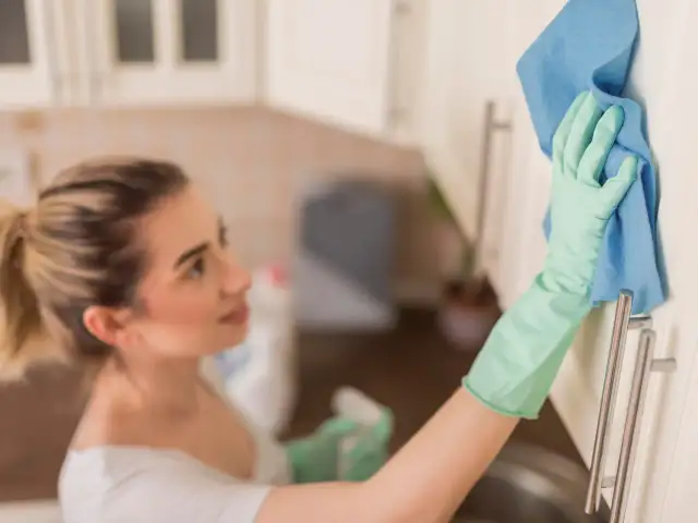 Czym czyścić meble okleinowane, aby ich nie uszkodzić? Sprawdź!