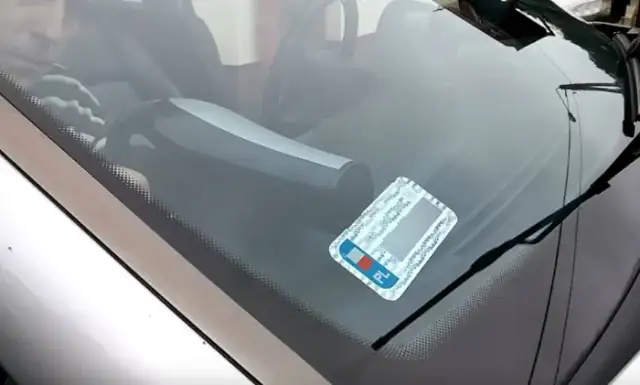 Naklejka na przednią szybę – jak poprawnie ją zamontować?