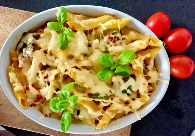 Zapiekanka makaronowa z kurczakiem: Przepis, triki i idealny obiad