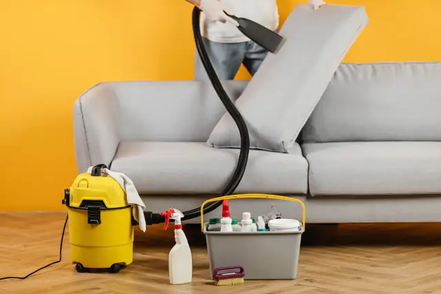 Kanapa jak nowa! Jak skutecznie wyczyścić ją w domu i kiedy pro?