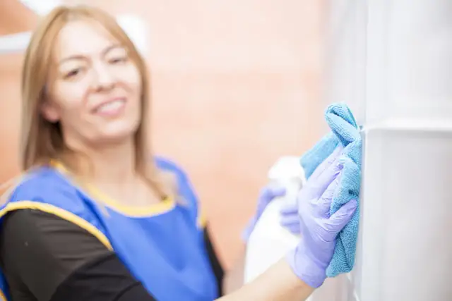 Czym myć ściany pomalowane farbą zmywalną, aby ich nie uszkodzić?