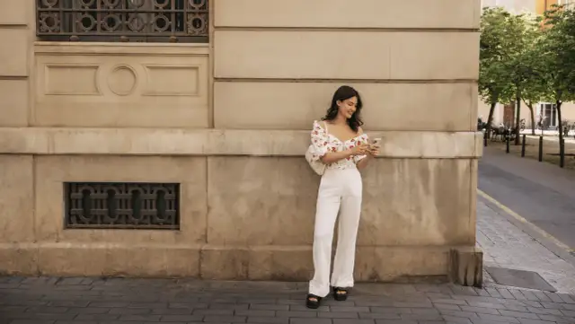 Stylizacja z białymi spodniami: 10 wyjątkowych pomysłów na każdą okazję