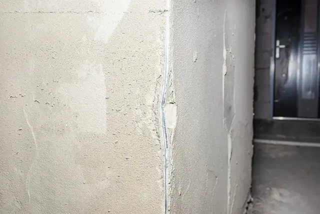 Jak skutecznie zabezpieczyć narożniki ścian w przedpokoju przed uszkodzeniami