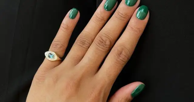 Butelkowa zieleń na paznokciach: Jak nosić ten elegancki kolor?