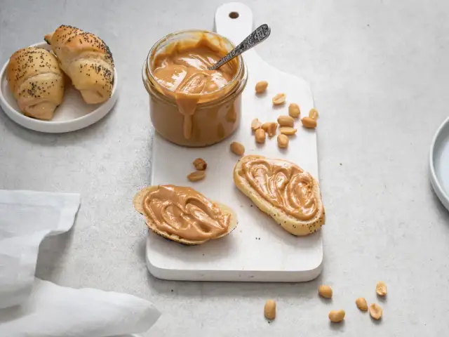 Zrób dietetyczne masło orzechowe! Przepis bez cukru i zbędnych dodatków.