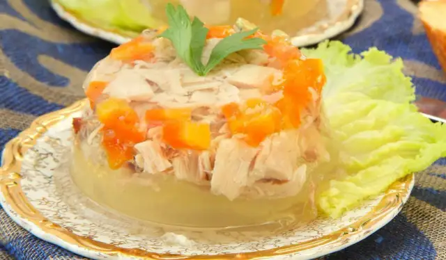 Galaretka drobiowa: jak zrobić klarowną i idealnie sprężystą?