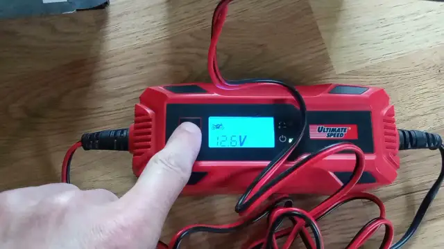 Czy można ładować akumulator motocyklowy prostownikiem samochodowym? Uwaga na ryzyko!