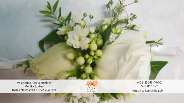 Elegancki bukiet dla świadkowej z białych róż i drobnych kwiatów, ozdobiony zielenią. Idealny dodatek na ślub.