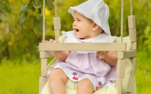 Jaka huśtawka dla rocznego dziecka zapewni bezpieczeństwo i komfort?