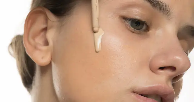 Podkład na niedoskonałości: Jak wybrać idealny bez efektu maski?