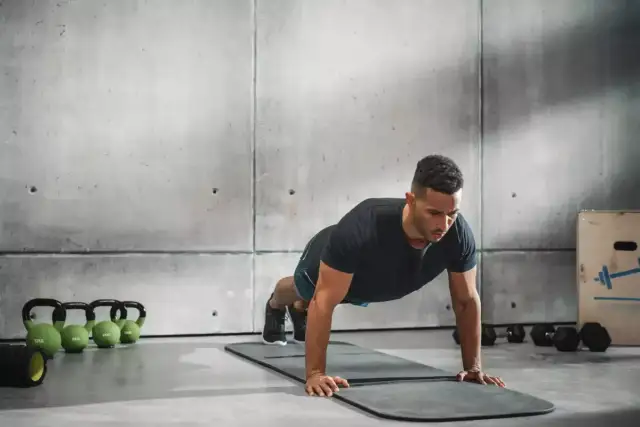 Trening obwodowy co to - zrozum, jak skutecznie ćwiczyć