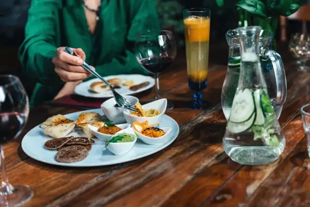 Ile kosztuje obiad na Węgrzech? Ceny jedzenia i triki, jak oszczędzić.