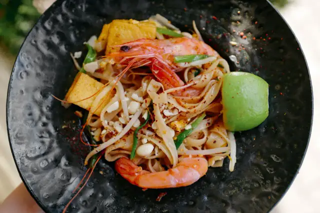 Pad Thai: Jak jeść, by uniknąć gaf i poczuć Tajlandię?