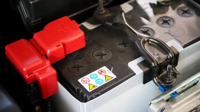 Prius 12V akumulator: Gdzie jest i jak go ratować? Poradnik!