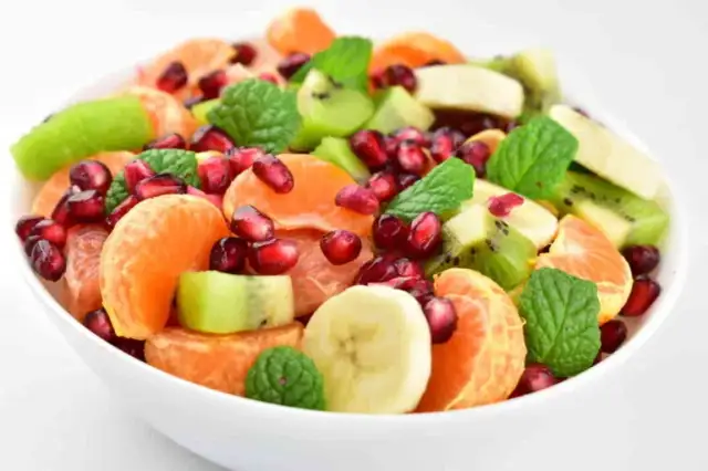 Czym polać sałatkę owocową? 18 pomysłów na sosy i dressingi!