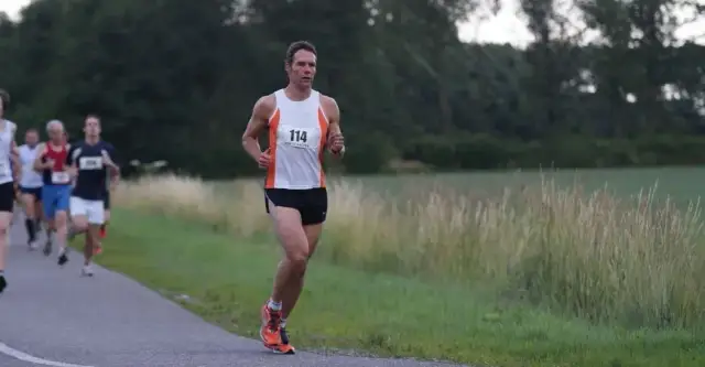 Ile biegnie się maraton? Odkryj jego długość i znaczenie dla biegaczy