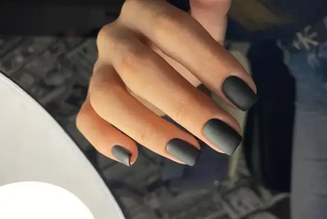 Ile kosztuje manicure hybrydowy z przedłużeniem? Sprawdź ceny w salonach