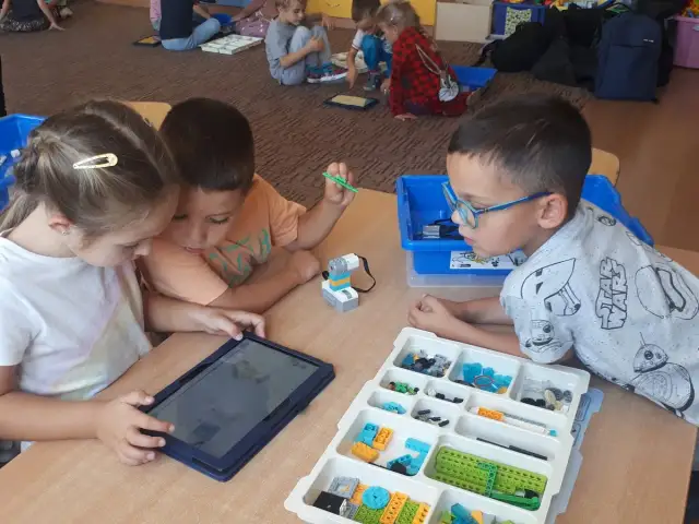 Zajęcia z robotyki w przedszkolu: jak rozwijają dziecięce umiejętności