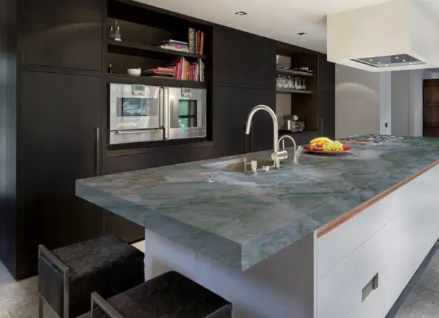 Jaki kamień do kuchni na ścianę – uniknij błędów w wyborze