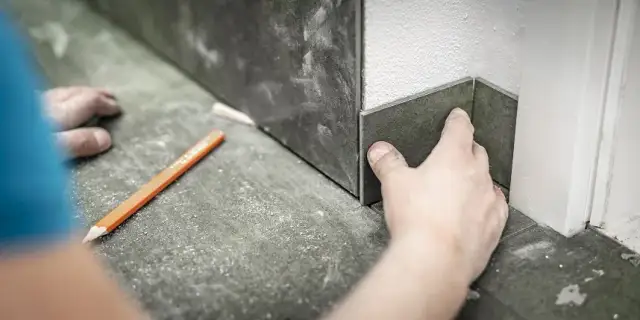 Jak położyć cokół z płytek na schodach i uniknąć najczęstszych błędów