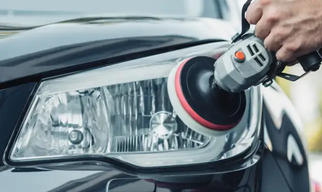 Jak polerować lampy w aucie, aby poprawić widoczność i bezpieczeństwo