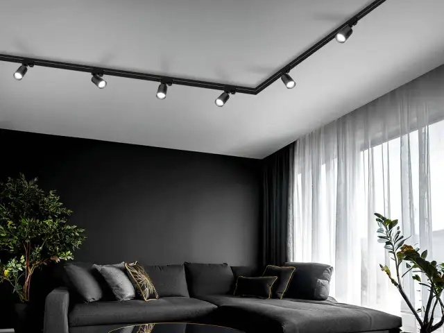 Salon z oświetleniem szynowym: Jak rozmieścić reflektory idealnie?