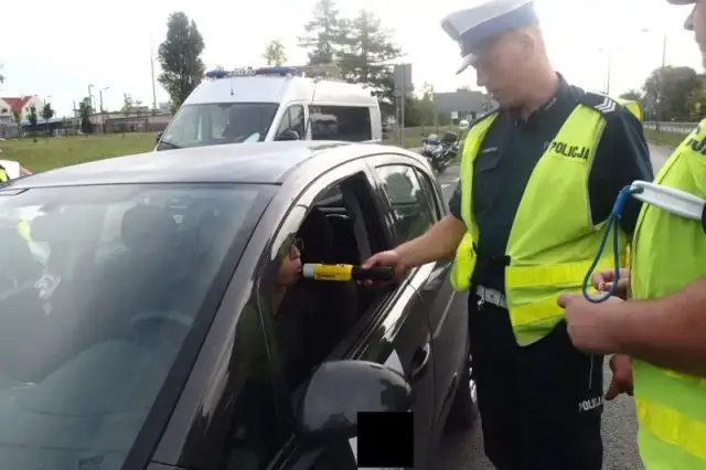 Czy badanie alkomatem na policji jest darmowe? Poznaj szczegóły!
