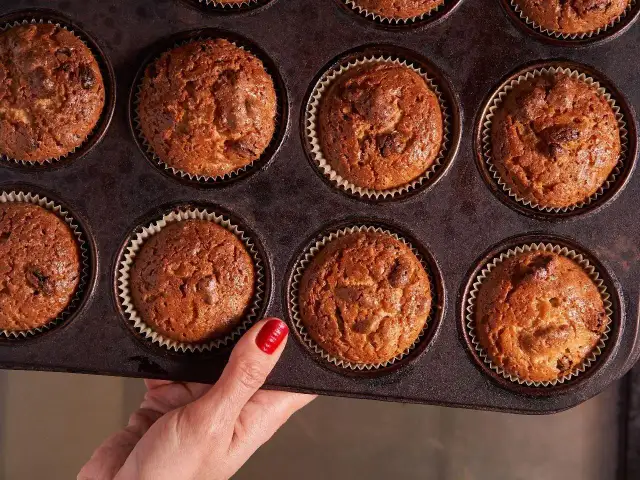 Gotowe zdrowe muffinki z czekoladą, idealne na drugie śniadanie. Oto przepis na zdrowe muffinki!
