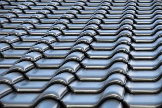 Dachówka ceramiczna czy blachodachówka - co faktycznie warto wybrać?