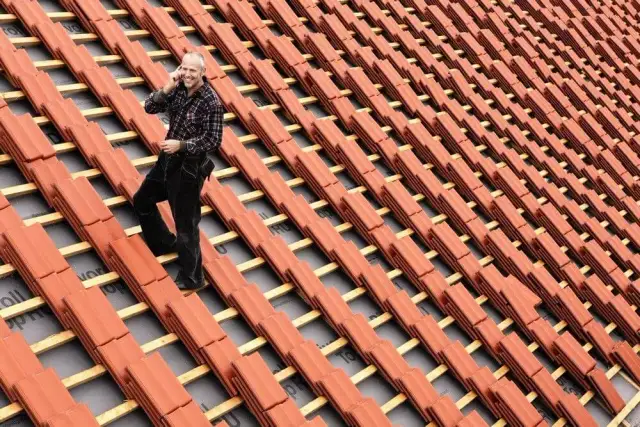 Kto wyrabia płytki dla dekarza? Poznaj kluczowych producentów