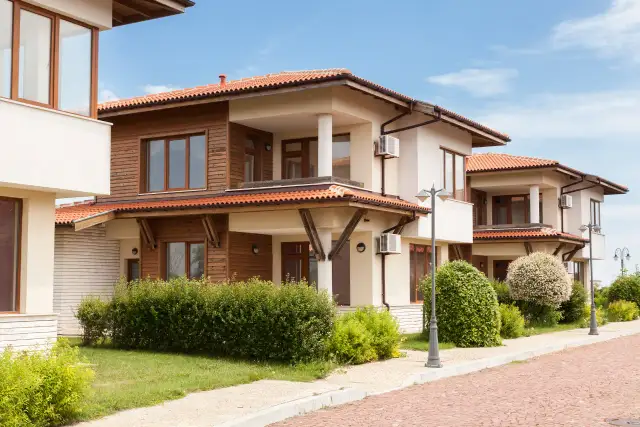 Czerwony dach, białe okna: Jaki kolor elewacji wybrać? Porady.