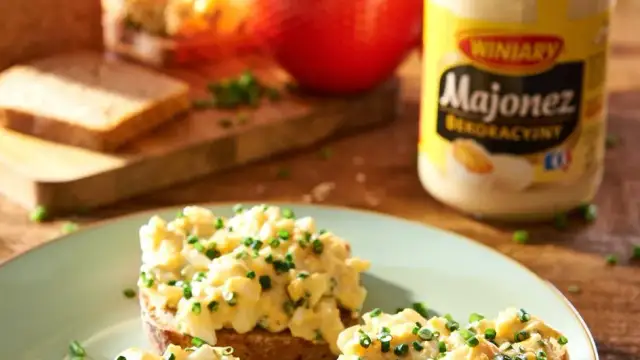 Ile kcal ma pasta jajeczna? Dokładne wartości różnych wariantów