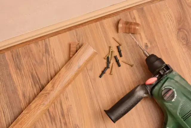 Jak zdemontować listwę przypodłogową bez uszkodzeń ściany i podłogi