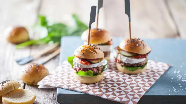 Mini-burgers apéro froids : les secrets d'un apéritif réussi.
