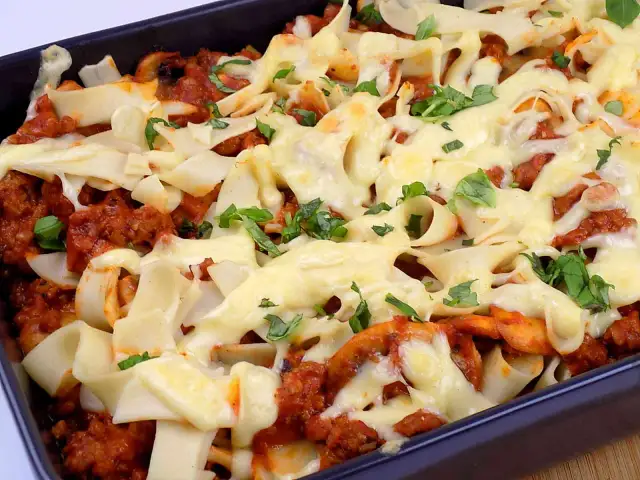 Szybka zapiekanka z makaronem penne i mięsem mielonym na obiad