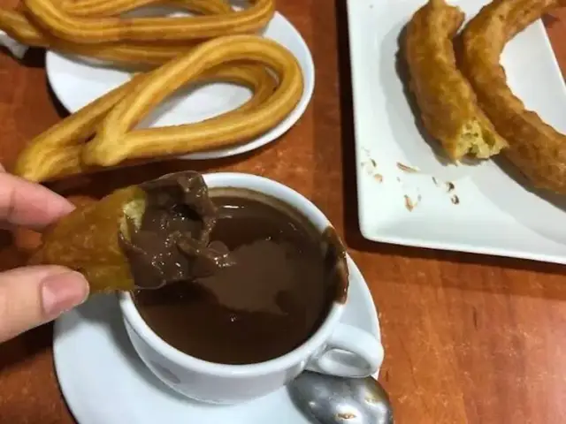 Encuentra tu churrería perfecta: guía de churros y café auténticos