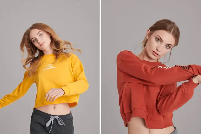 Dwie młode kobiety w bluzach Sinsay na szarym tle.