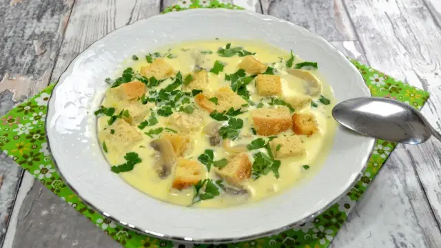 Jak dodać serek topiony do zupy, by uniknąć grudek i uzyskać kremowość