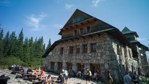 Schronisko w górach: Ile kosztuje nocleg? Planuj budżet mądrze!