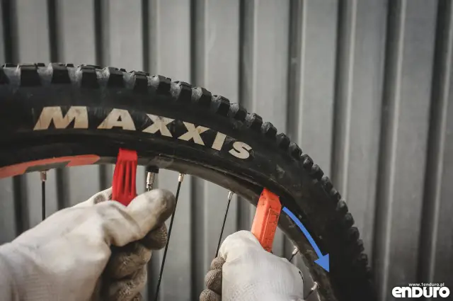 Jak zdjąć oponę z felgi w domu? Uniknij błędów i uszkodzeń