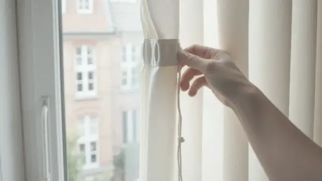 Montaż haczyków do zasłon: Poradnik krok po kroku dla idealnych fałd