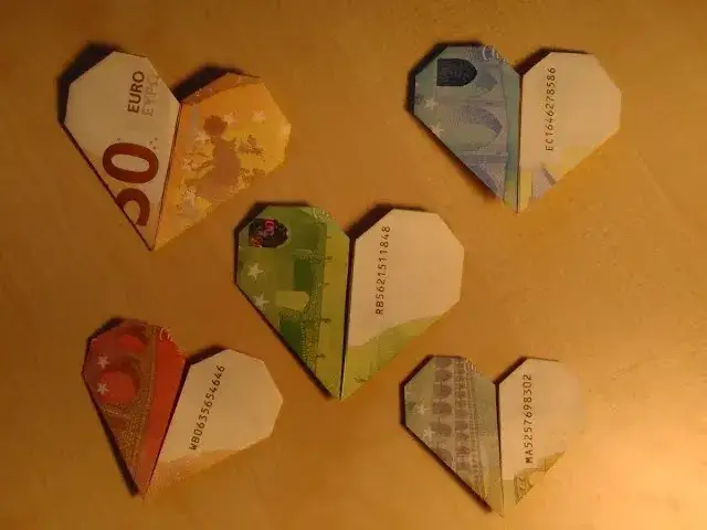 Serduszka z banknotów w prostej kopercie z kółek