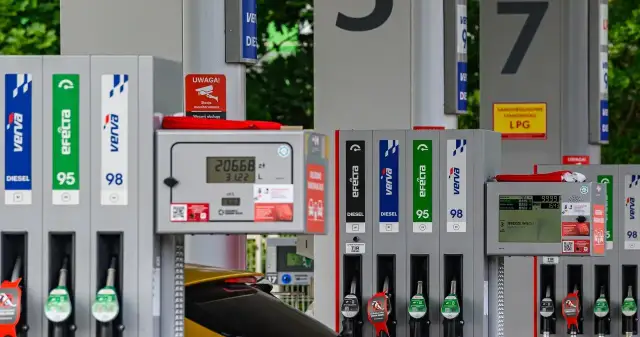 Czy można tankować na włączonym silniku? Poznaj niebezpieczeństwa i przepisy