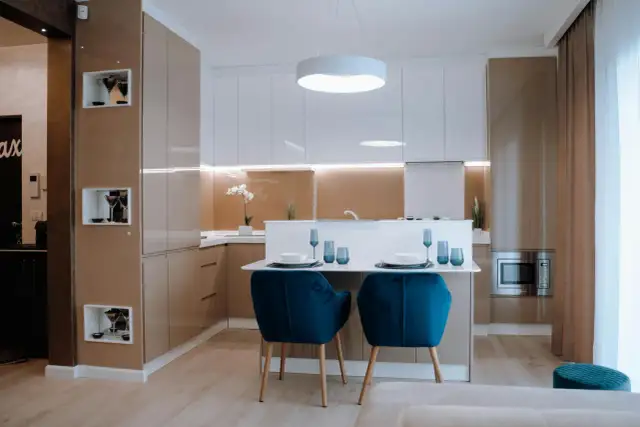 Nie tylko biel i szarość – odważne kolory płytek w kuchni