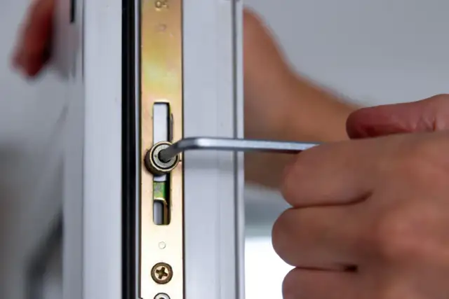 Regulacja okien na zimę: Krok po kroku do ciepła i niższych rachunków