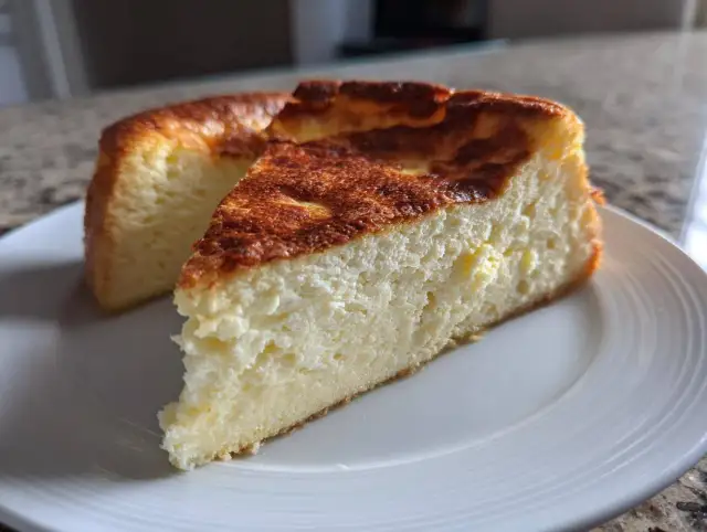 Idealny sernik z wiaderka: Czas, temp. i zero pęknięć!