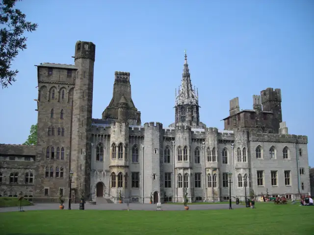 Zamek w Cardiff, stolicy Walii, z imponującą architekturą i zielonym trawnikiem.