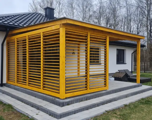 Drewniane vs poliwęglanowe zadaszenia tarasów – co jest lepsze?