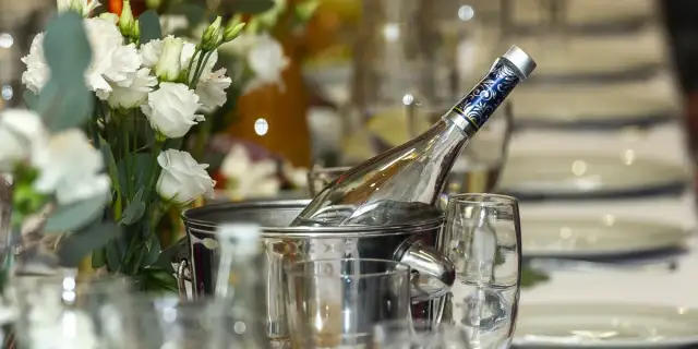 Ile kosztuje butelka wódki w restauracji? Ceny, które zaskakują