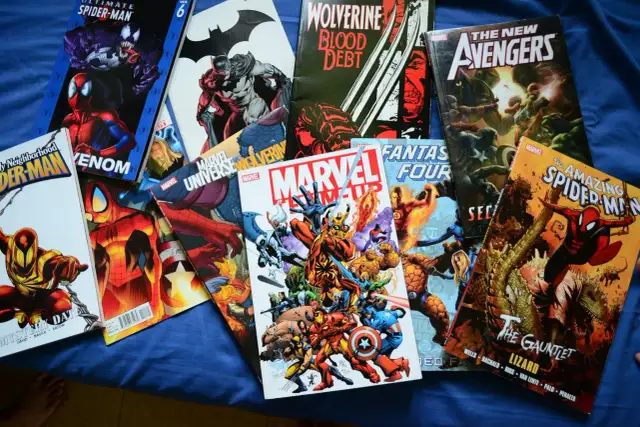 Kolekcja komiksów Marvela, w tym Spider-Man, Avengers i Wolverine. Idealna inspiracja, jak zrobić komiks.